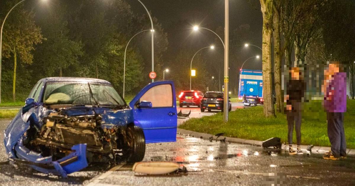 Auto total loss na harde botsing met vrachtwagen in Zwolle: bestuurster komt met de schrik vrij.
