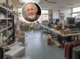 De school waarin de nu 90-jarige Claude R. de Vries vier jaar anti-kraak woonde, staat nog vol met spullen die hij verzamelde. Inmiddels woont hij in een zorgcentrum, vrienden proberen zijn spullen te verkopen. Inzet: De Vries op archiefbeeld van eind 2022.
