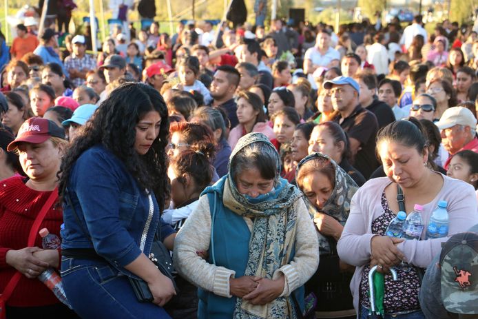 Rouwende mensen bij een wake voor de slachtoffers van de ontploffing in Tlahuelilpan in de Mexicaanse staat Hidalgo.
