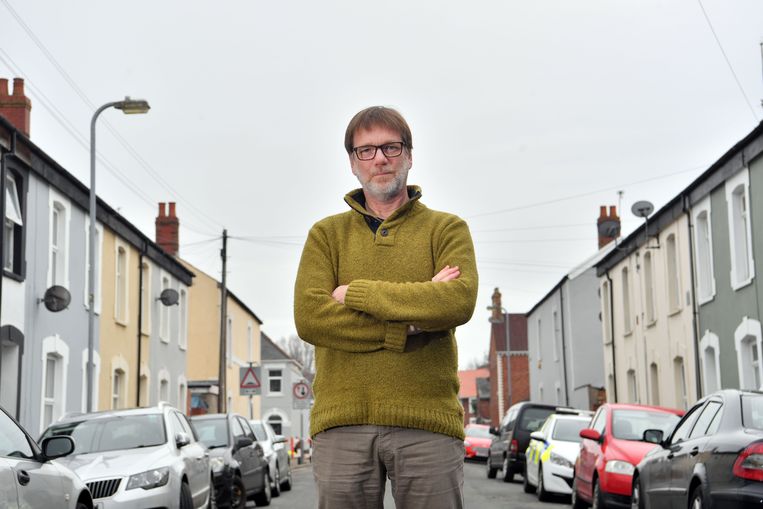 Wiard Sterk, bestuurslid van Settled, probeert mensen met een tijdelijke verblijfsvergunning (pre-settled) te helpen die om te zetten in een definitieve. Beeld Walesonline/Rob Browne