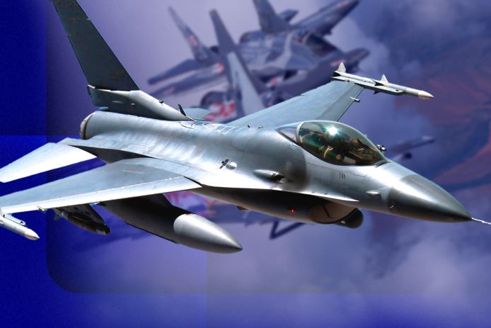 Montage van een F-16 zoals die aan Oekraïne beloofd is (voorgrond) en Russische Soe-34's.