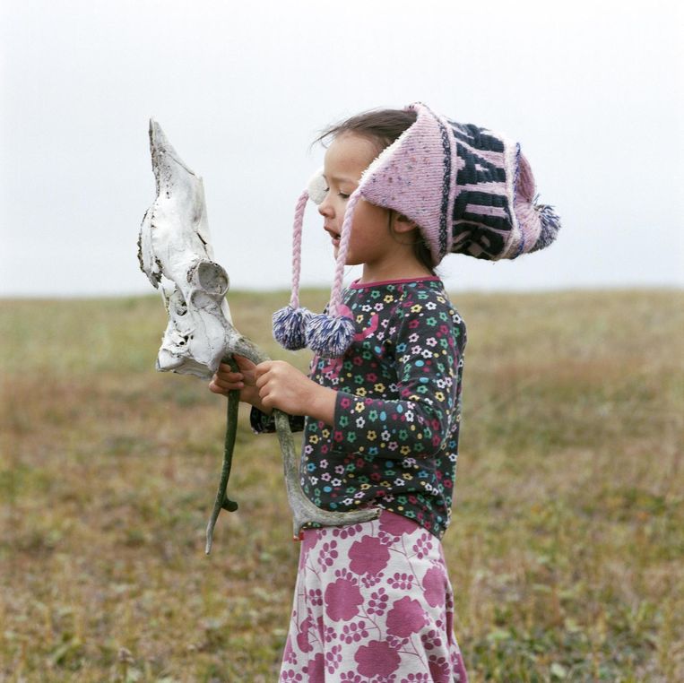 Anna Kupaaq speelt met een kariboeschedel, 2015. Beeld Ellis Doeven