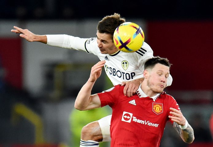 Wout Weghorst verliest hier een kopduel.