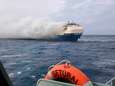 Brandend vrachtschip zinkt met bijna 400 miljoen euro aan auto's 