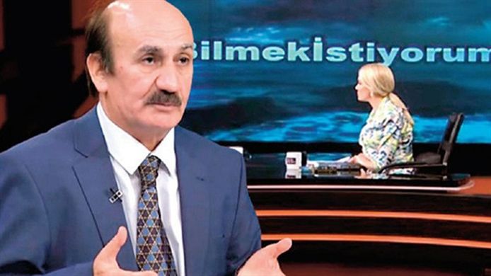 Dr. Yavuz Örnek en presentatrice Pelin Çift van het discussieprogramma op de Turkse TV-zender TRT 1.