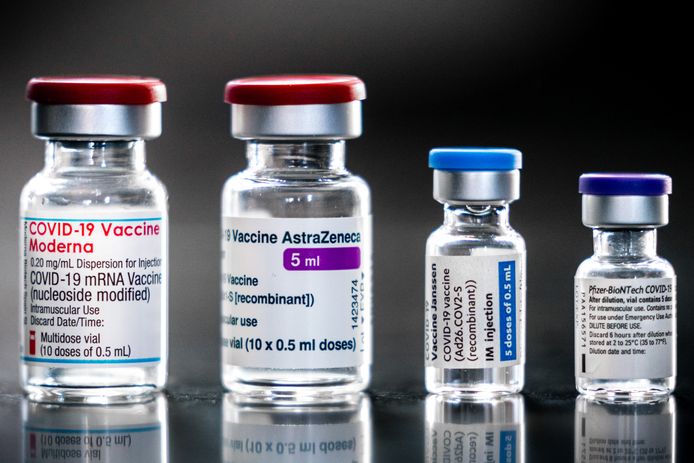 De coronavaccins van Moderna, AstraZeneca, Janssen en Pfizer/BionTech. Deze vaccins zijn opgenomen in het vaccinatieprogramma van de overheid in strijd tegen het coronavirus.