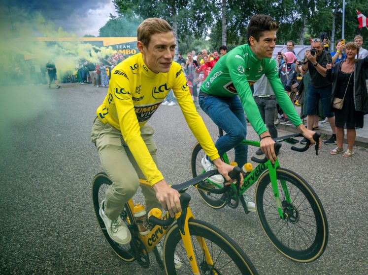 Smaakmakers Jonas Vingegaard en Wout van Aert feestelijk onthaald op hoofdkantoor van Jumbo