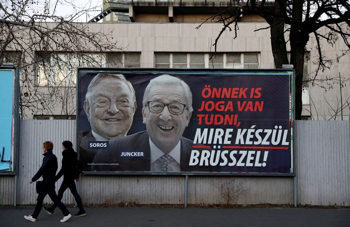 De Hongaarse regering lanceerde enkele weken geleden een postercampagne. “Ook u hebt het recht te weten wat Brussel van plan is”, viel er te lezen bij een foto van Europees Commissievoorzitter Jean-Claude Juncker en de Amerikaans-Hongaarse filantroop George Soros.