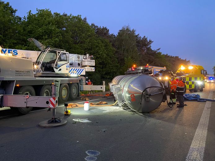 De E34 in Zoersel geraakte volledig versperd door een ongeval met een tankwagen.