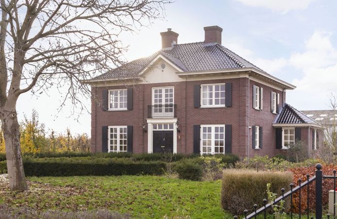 Deze klassieke villa uit 2008 aan de Povincialeweg in Maurik staat te koop. Foto: Funda