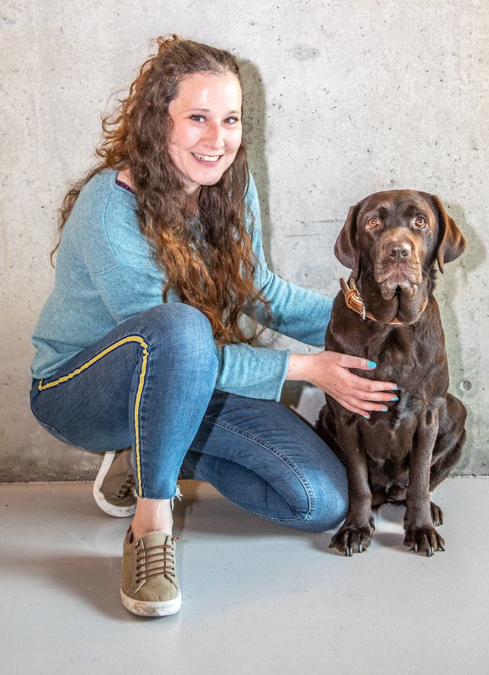 Melissa Mesritz uit Zwolle is vanwege psychische problemen afhankelijk van hulphond Blitz. Die hond mocht lang niet mee de supermarkt in, omdat ze niet officieel een hulphond was.