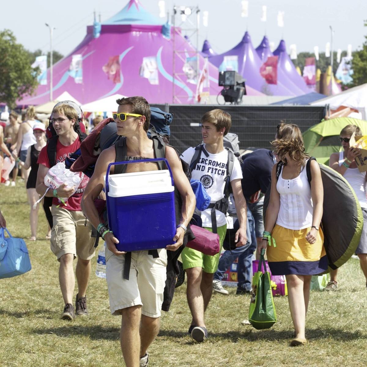 Grote festivals Rugzakken zijn toegelaten maar we gaan streng controleren Festivals hln.be