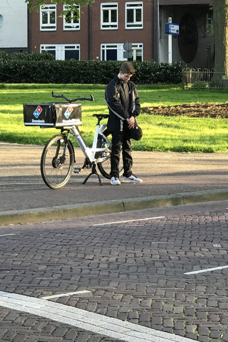 Opnieuw lof voor pizzakoerier die herdenkt tijdens bezorging