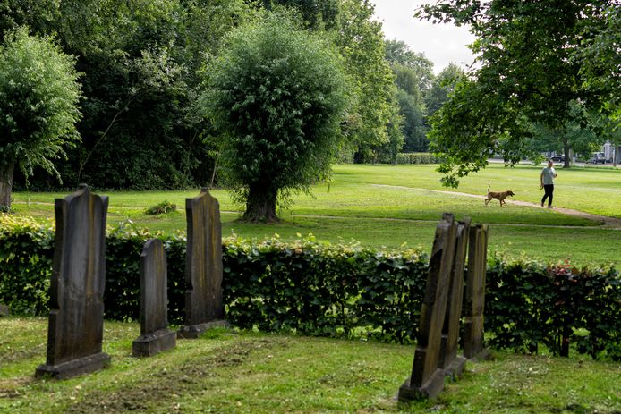Het parkachtige schootsveld van Zaltbommel met een van de joodse begraafplaatsen.