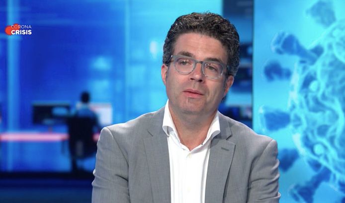 Viroloog Steven Van Gucht geeft duiding in de studio van VTM Nieuws.