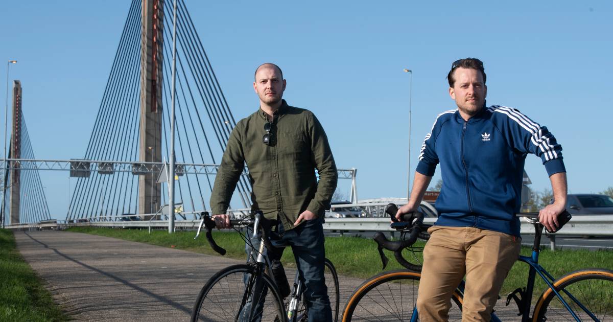 Wielrenners rijden langs ongeluk op A2 en schieten hulpverlener te hulp: ‘Bijzonder avontuur’.
