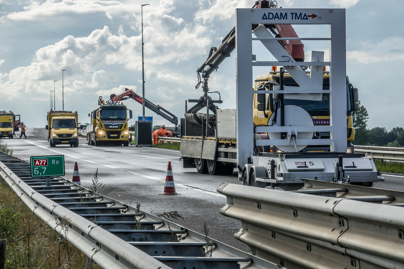 De A77 is afgesloten vanaf knooppunt Rijkevoort, de voegovergang met de brug wordt hersteld. De verwachting is dat het tot dinsdag 10 september gaat duren.