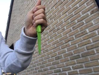 Bejaarde man (74) haalt uit met een mes na ruzie op café: “slachtoffer verkeerde in levensgevaar”