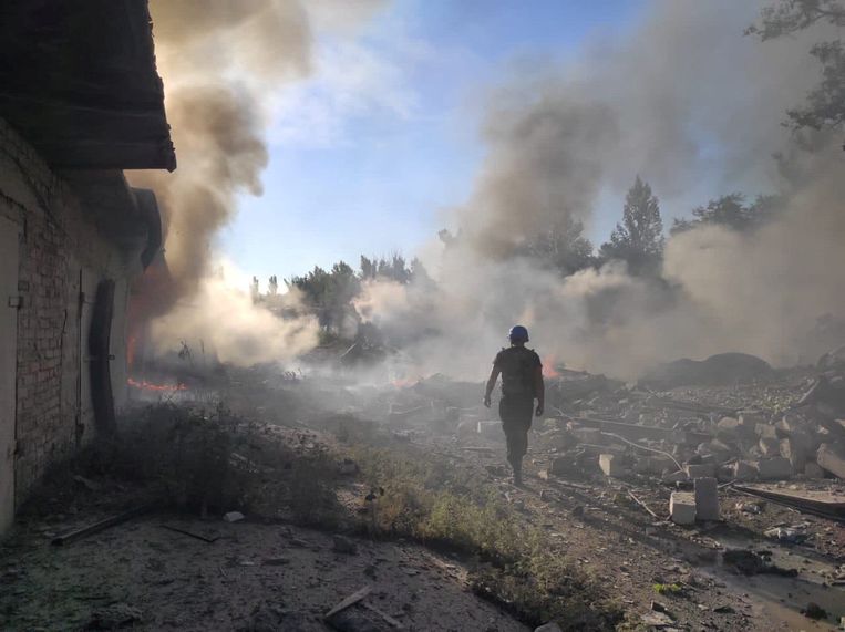 Een reddingswerker loopt door een door de Russen kapot gebombardeerde woonwijk in de plaats Toretsk in de provincie Donetsk.  Beeld via REUTERS