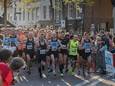 Een beeld van de start van de Don Stadsloop in Middelburg. Patrick de Vos (nummer 433) won.