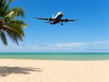 Jonge zakelijke reiziger vliegt voor status en de lol