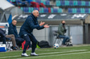 Jack de Gier moedigt zijn ploeg aan in zijn eerste wedstrijd als hoofdcoach van FC Den Bosch.