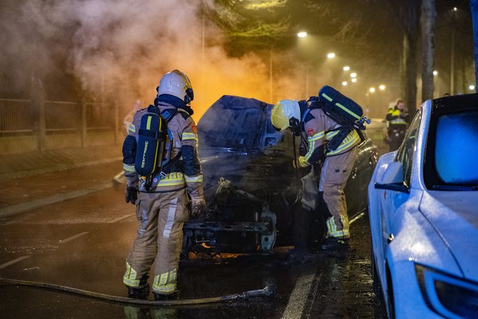 Brandweerlieden blussen na, van de auto bleef niets over.