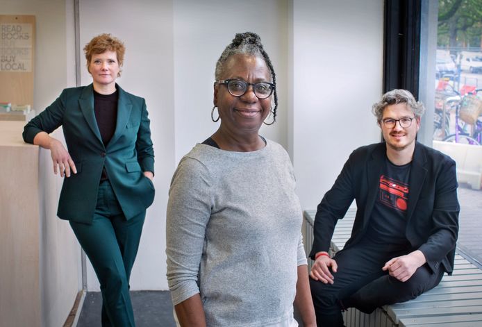 Peggy Wijntuin met achter haar Alexandra Landré en wethouder Arjen Kapteijns.