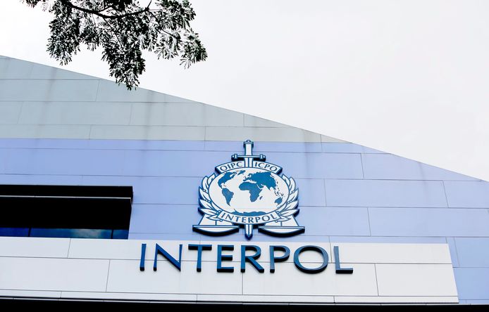 Het Interpol-logo op de zijkant van het Interpol Global Complex for Innovation-gebouw (IGCI) in Singapore.