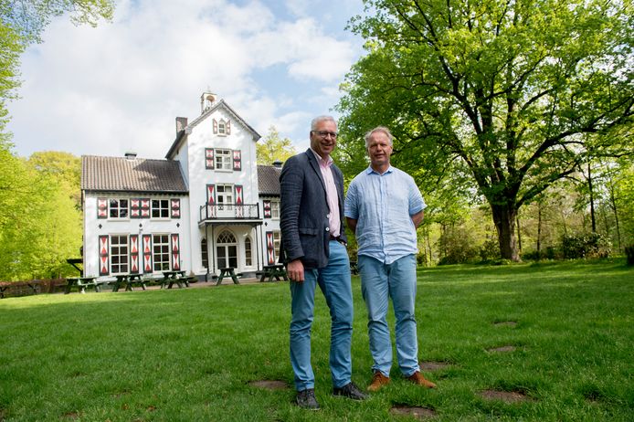 Thijs Schoemaker (rechts)  en Jaap Berends bij het Woldhuis.