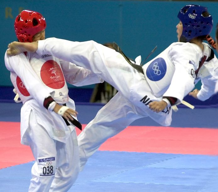 Taekwondoka Virginia Lourens (rechts in het blauw) tijdens de Olympisch Spelen van Sydney 2000.