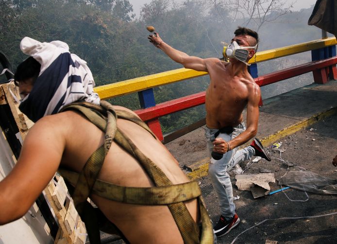 Supporters van oppositieleider Juan Guaido verzetten zich tegen soldaten op de grens met Colombia.