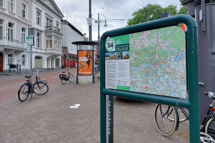 Het fietsknooppunt op het Willemsplein met daarachter een watertappunt