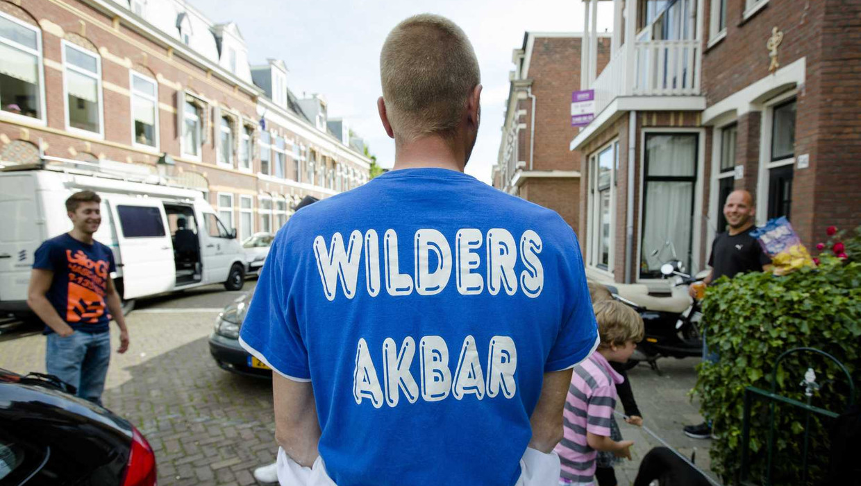 Een man met een t-shirt met daarop de tekst 'Wilders Akbar', buiten de deur van Cafe Nelson in Scheveningen. De PVV houdt er een verkiezingsavond. Beeld anp
