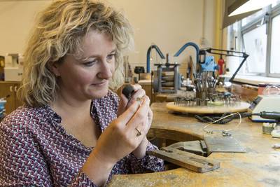 Goudsmit Dieuwke uit Diepenheim exposeert in Milaan: ‘Ik vind het leuker iets voor anderen te maken’