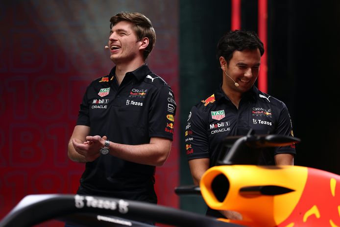 Max Verstappen en Sergio Pérez staan bij de RB18.