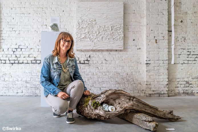 Beeldend kunstenaar Ann Raphaëlle Vervoenen op Kunstoevers in Walstroom in Aalst.