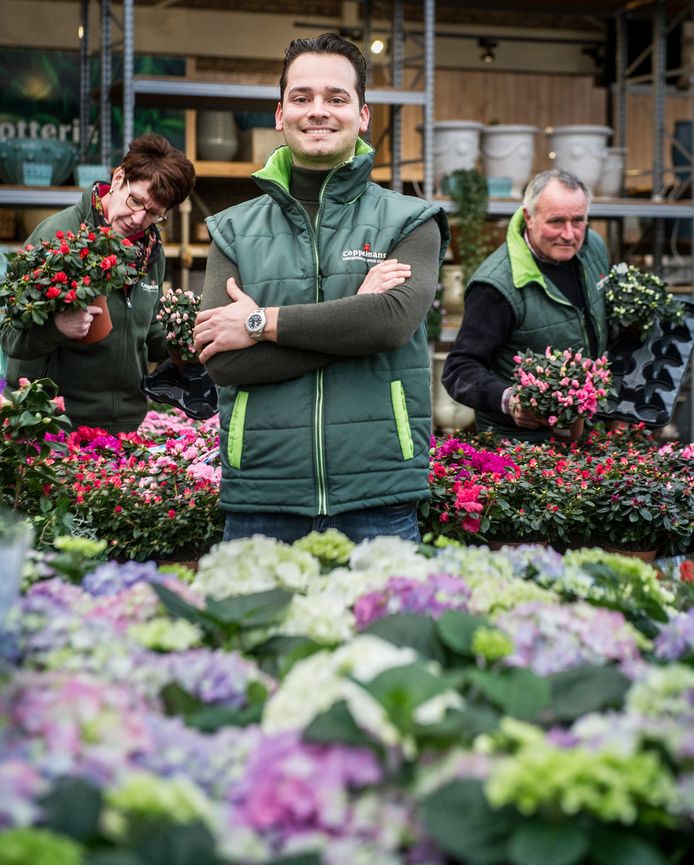 Bas Coppelmans, directeur van Tuincentrum Coppelmans. Op de achtergrond staat zijn vader. Foto Koen Verheijden