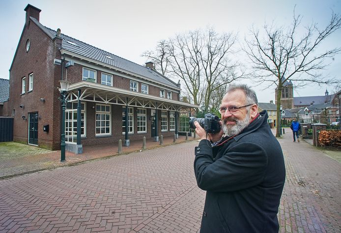 Peter Verkuijlen van de Heemkundewerkgroep legt bijzondere plekken in Geffen vast voor het archief op de datum 22-02-2022. Op de foto De Gouden Leeuw.