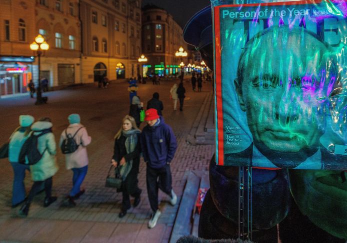 Moskou: een souvenirwinkel biedt T-shirts aan met het gezicht van president Poetin.