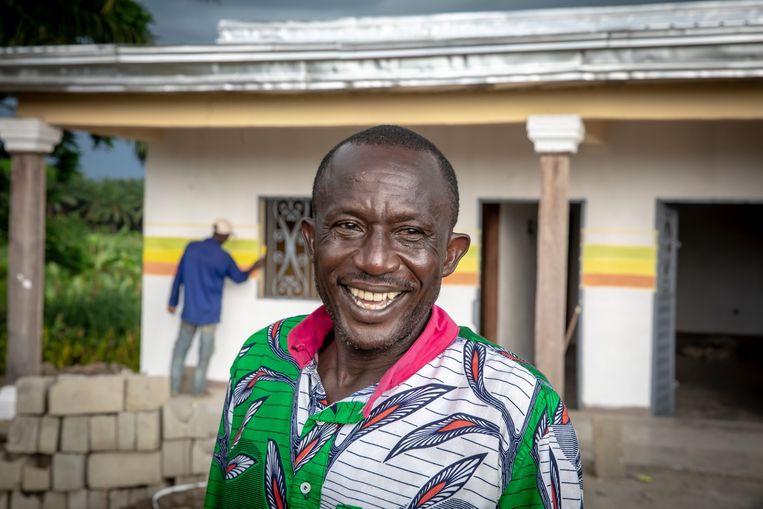 Emmanuel Elong woont in het dorpje Mbonjo, omsingeld door ‘Socapalm-land’. Beeld Sven Torfinn