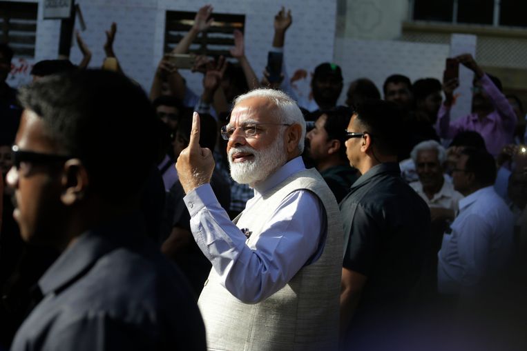 Premier Narendra Modi toont de inktvlek op zijn vinger, die bewijst dat hij heeft gestemd. Beeld AP