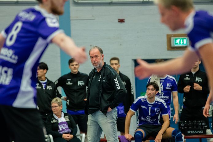 Vocasa-trainer Erik Gras langs de lijn tijdens een wedstrijd vorig seizoen.