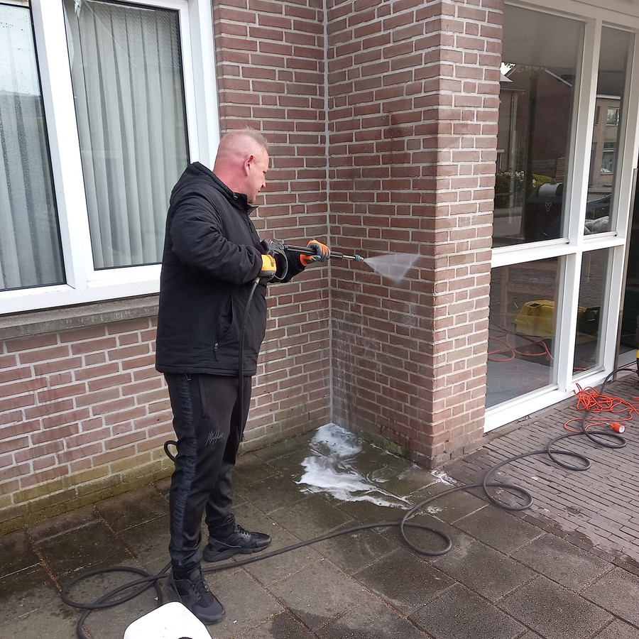 Bjorn van Wanrooij van schoonmaakbedrijf Glanz maakte het appartementencomplex in Waalwijk kosteloos schoon.