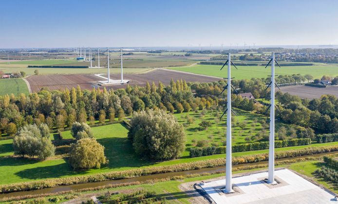 De masten aan weerszijden van het landgoed staan er al. De kabels komen er straks recht overheen. De eigenaar van de grond kan bij de Raad van State niet afdwingen dat TenneT van het land moet blijven.