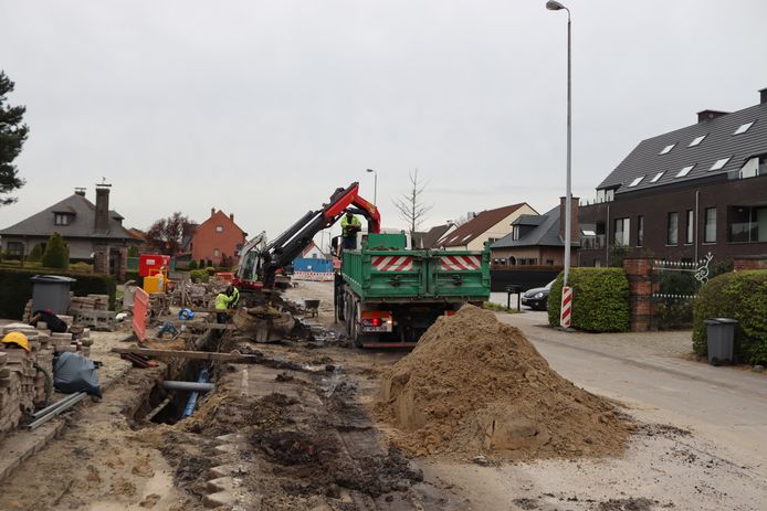 In een eerste fase werden de nutsleiding al vervangen in de Sint-Niklaasstraat. Foto: archief