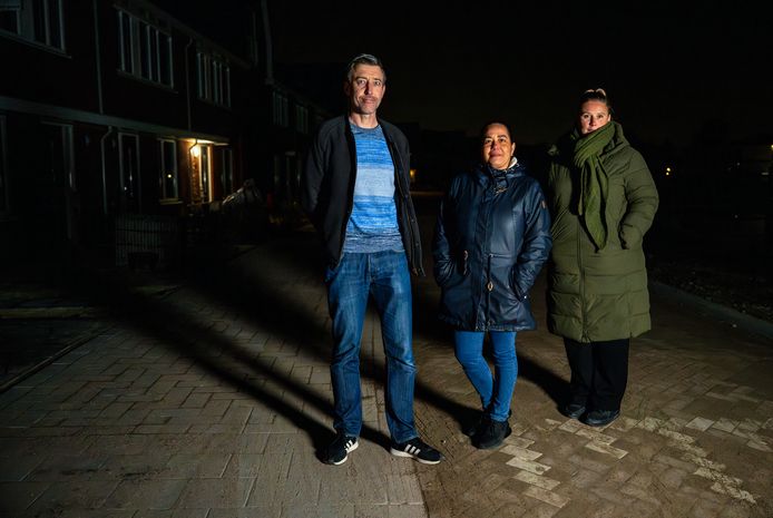 Patricia Hofman (rechts), Nella Plaate en Martin van Es zitten al sinds september zonder straatverlichting.
