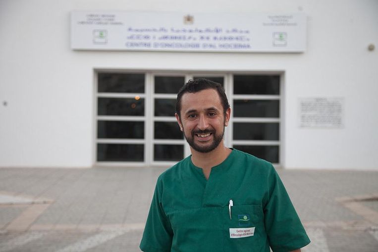 Jaouad Boulhrir bij de oncologische kliniek. Beeld Mourad Mimouni
