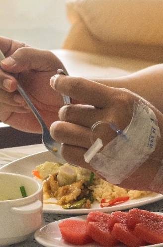 Kanker is de grootste doodoorzaak in België: hoe kan de juiste voeding helpen om de ziekte te vermijden of beter te herstellen? Oncoloog en diëtist geven tips