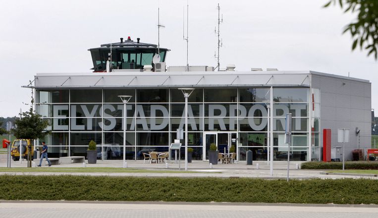 De verkeerstoren het luchthavengebouw van Vliegveld 'Lelystad Airport'. De luchthaven wil een bijdrage leveren aan een beter milieu. ANP/Koen Suyk Beeld 
